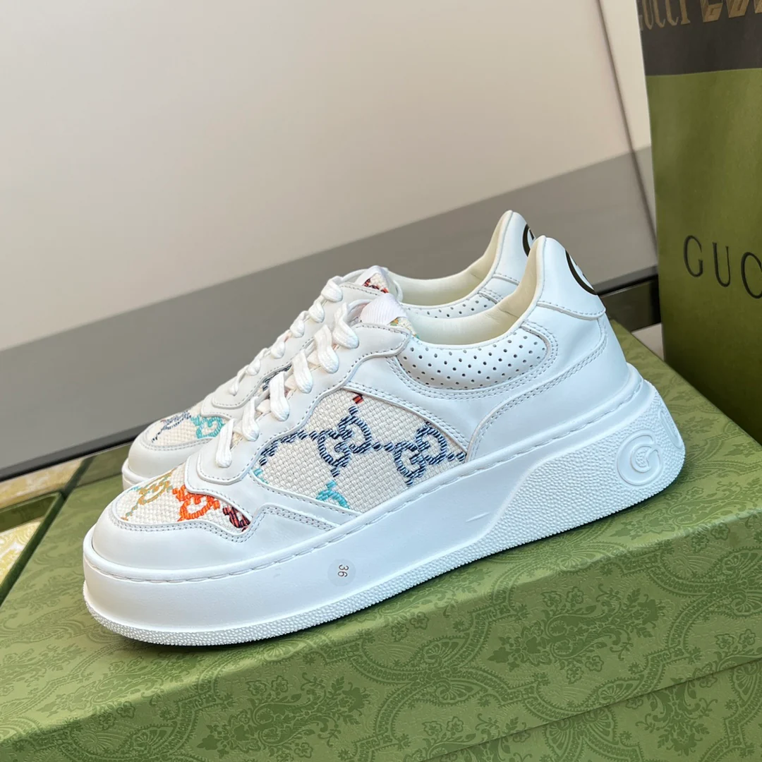 Gucci - Новинка сезона осень/зима 2022 - Белые кроссовки с вышивкой