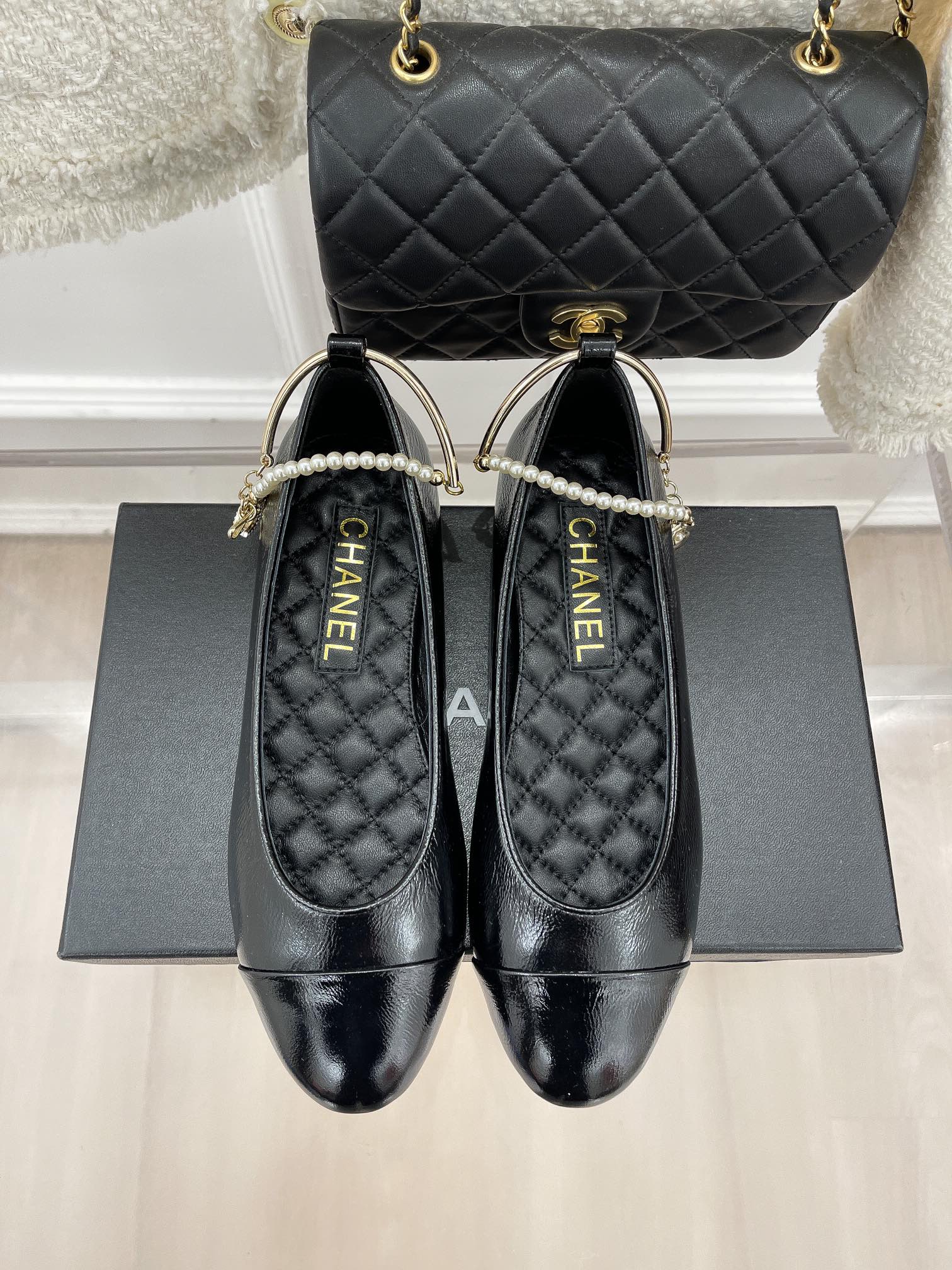 Chanel - Классический браслет на щиколотку с жемчужной цепочкой - Туфли Мэри Джейн