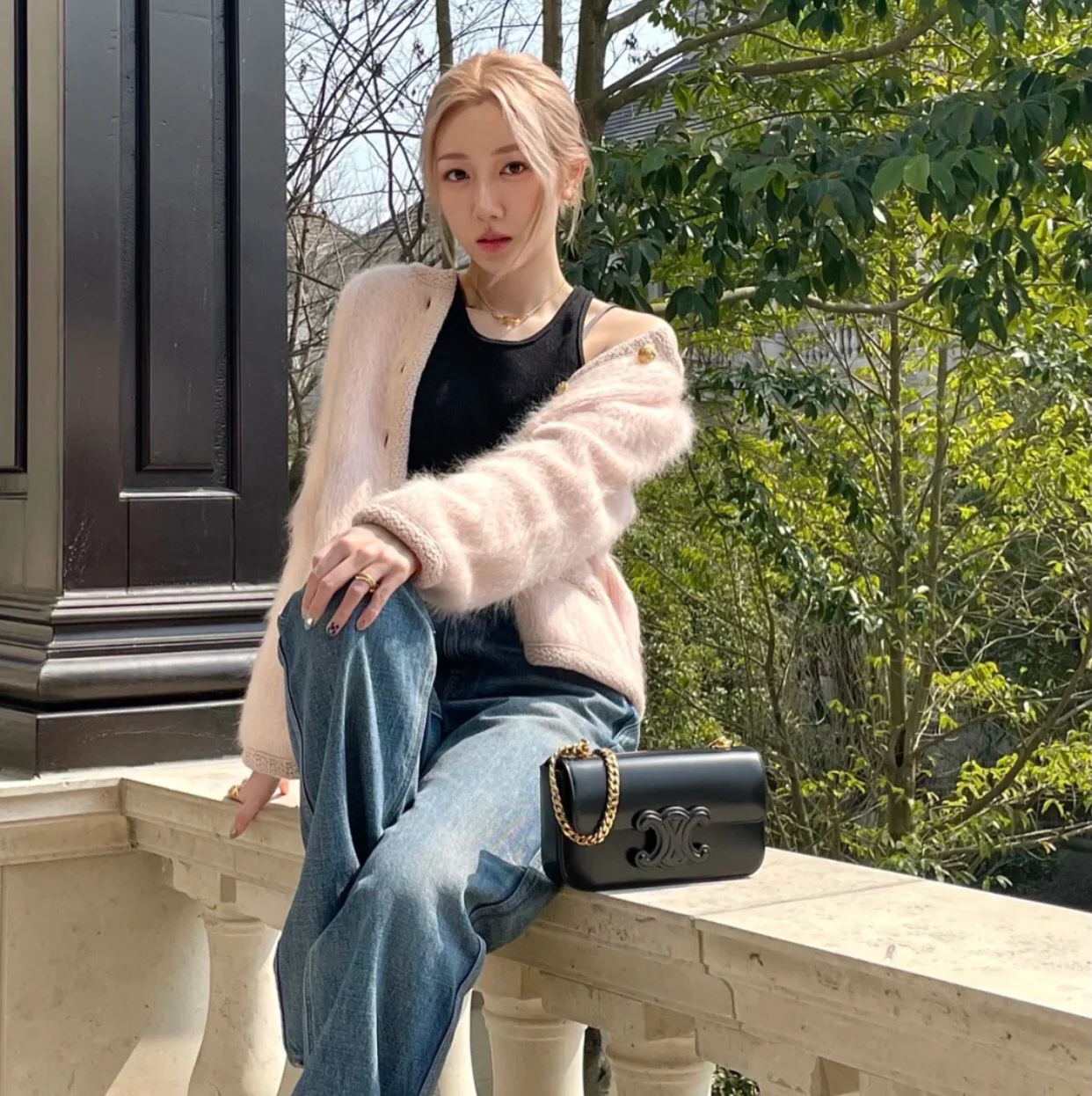 Сумка Celine Triomphe на плечо из глянцевой телячьей кожи с цепочкой — фотографии вживую.