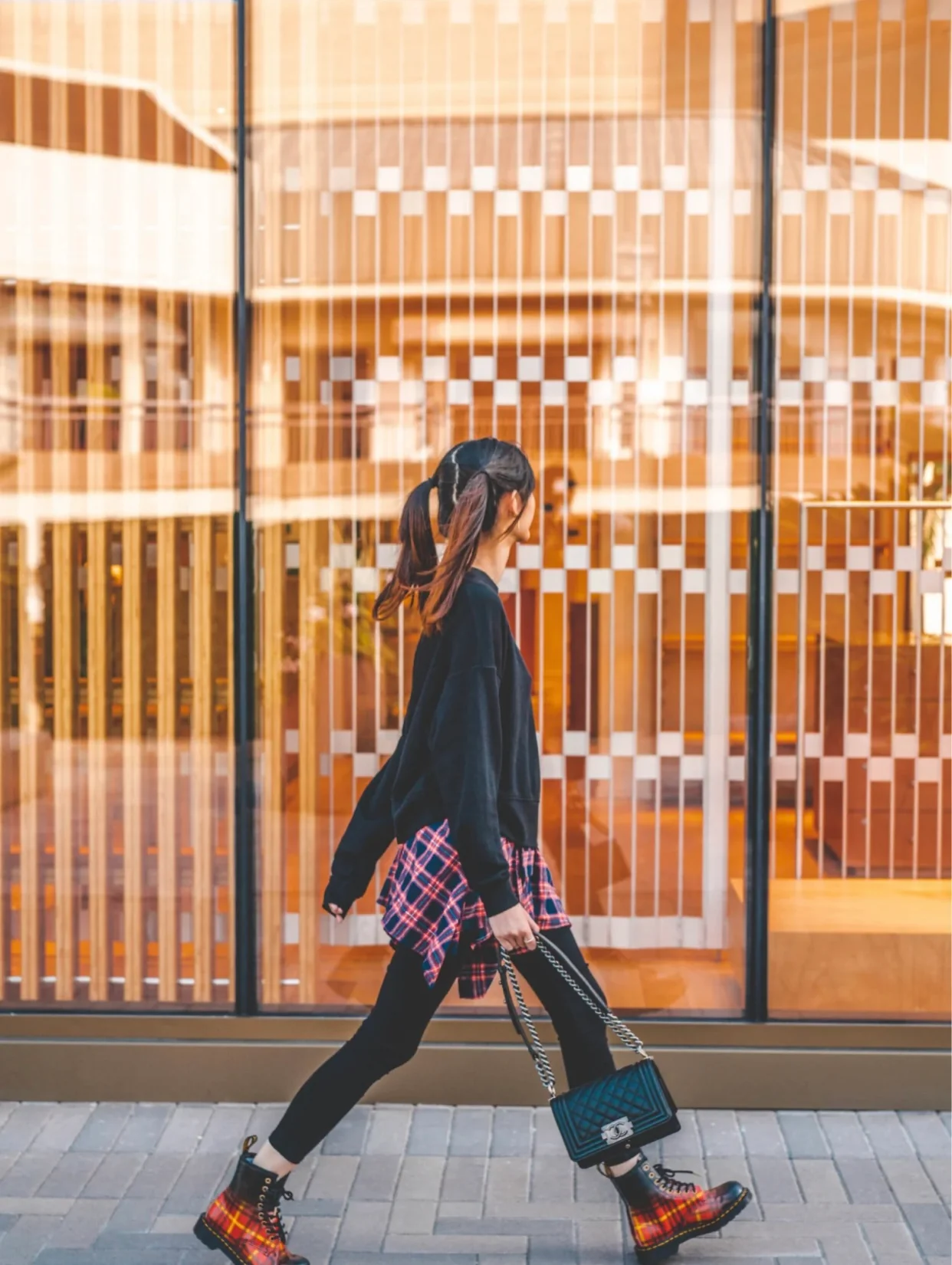 Chanel - ????? Узор из маленьких черных кристаллов, напоминающий бриллиант.