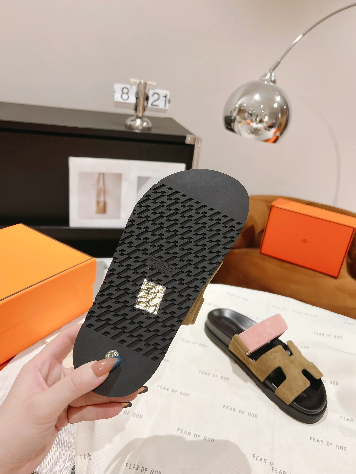 Кожаные и овечьи тапочки Hermes в стиле пэчворк — коричневато-розовые.