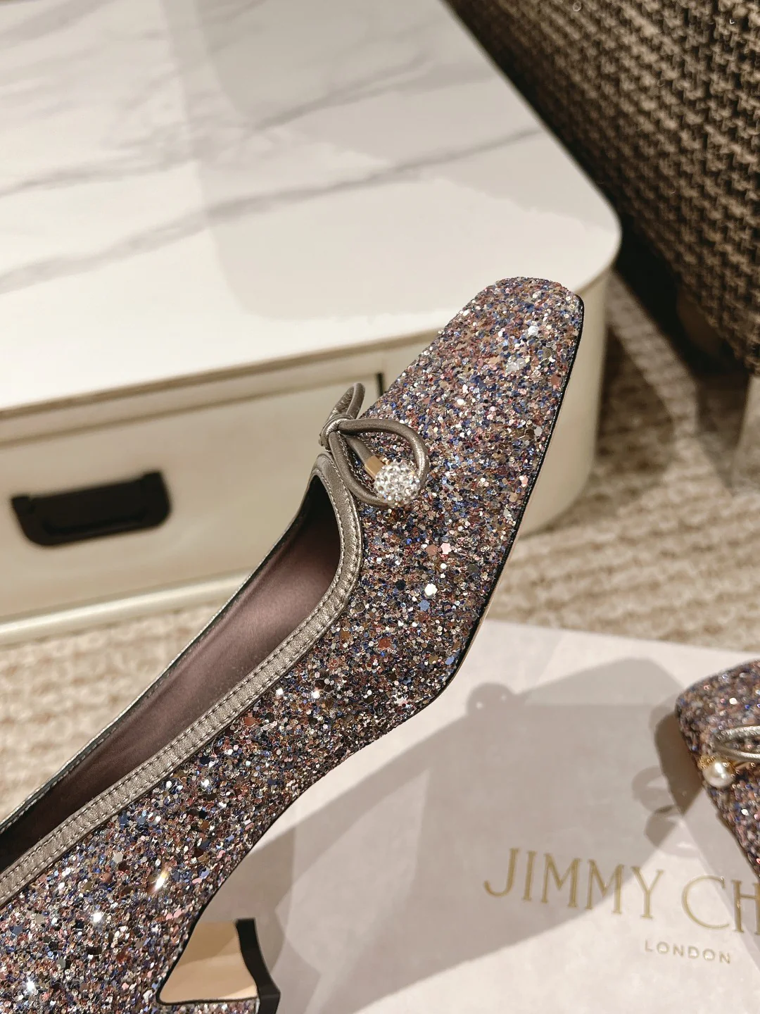 Jimmy - Простые туфли на низком каблуке с острым носком - Серебристые