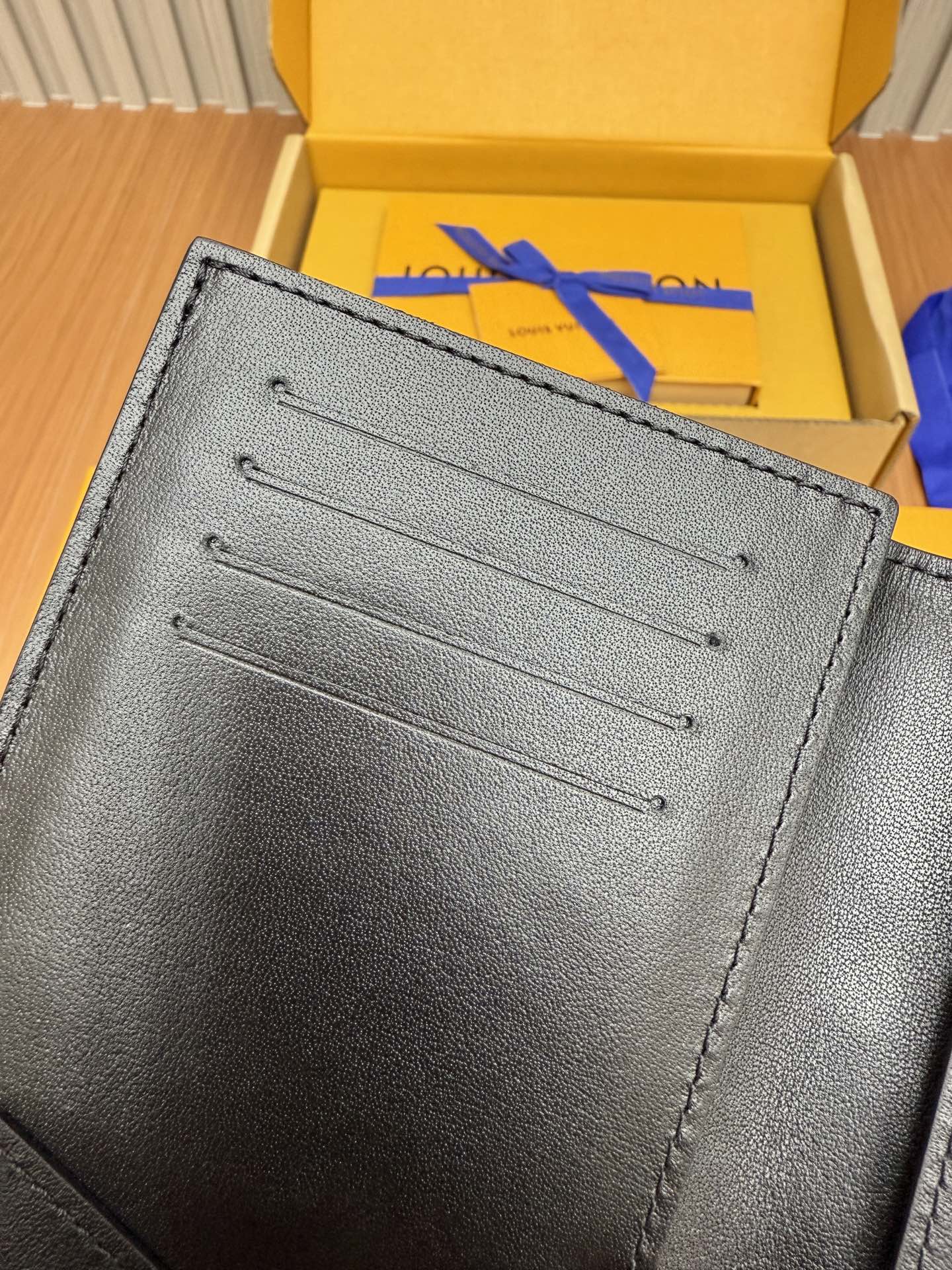 LV-m31050 — Цельностальной визитный кошелек — Черный с монограммой