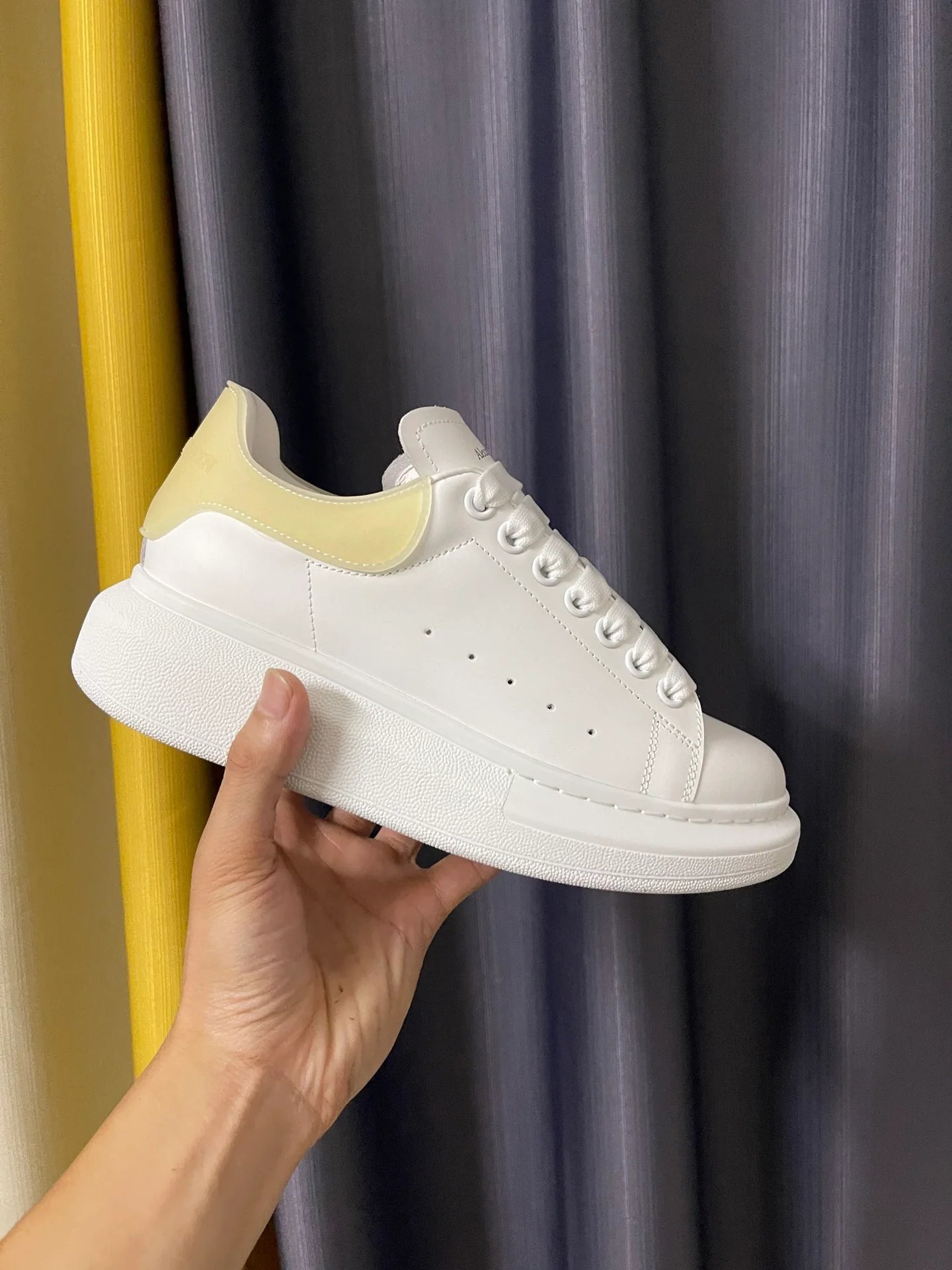 Классические белые кроссовки McQueen - унисекс - прозрачный абрикосовый каблук с эпоксидной смолой