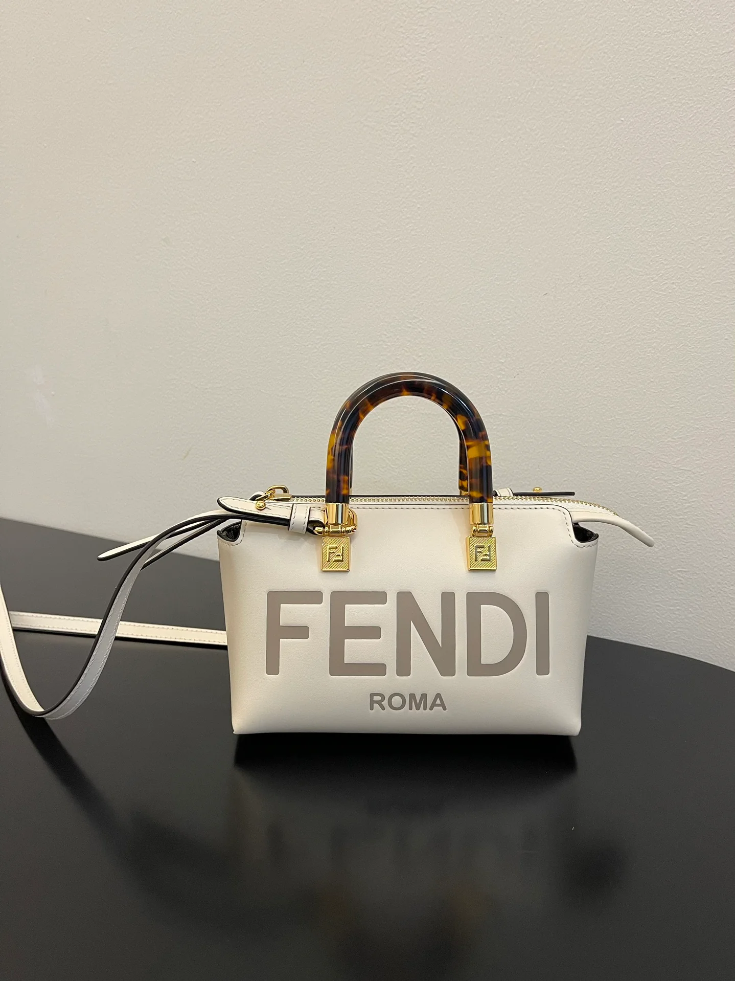 Мини-сумочка Fendi by Way Boston, белая.