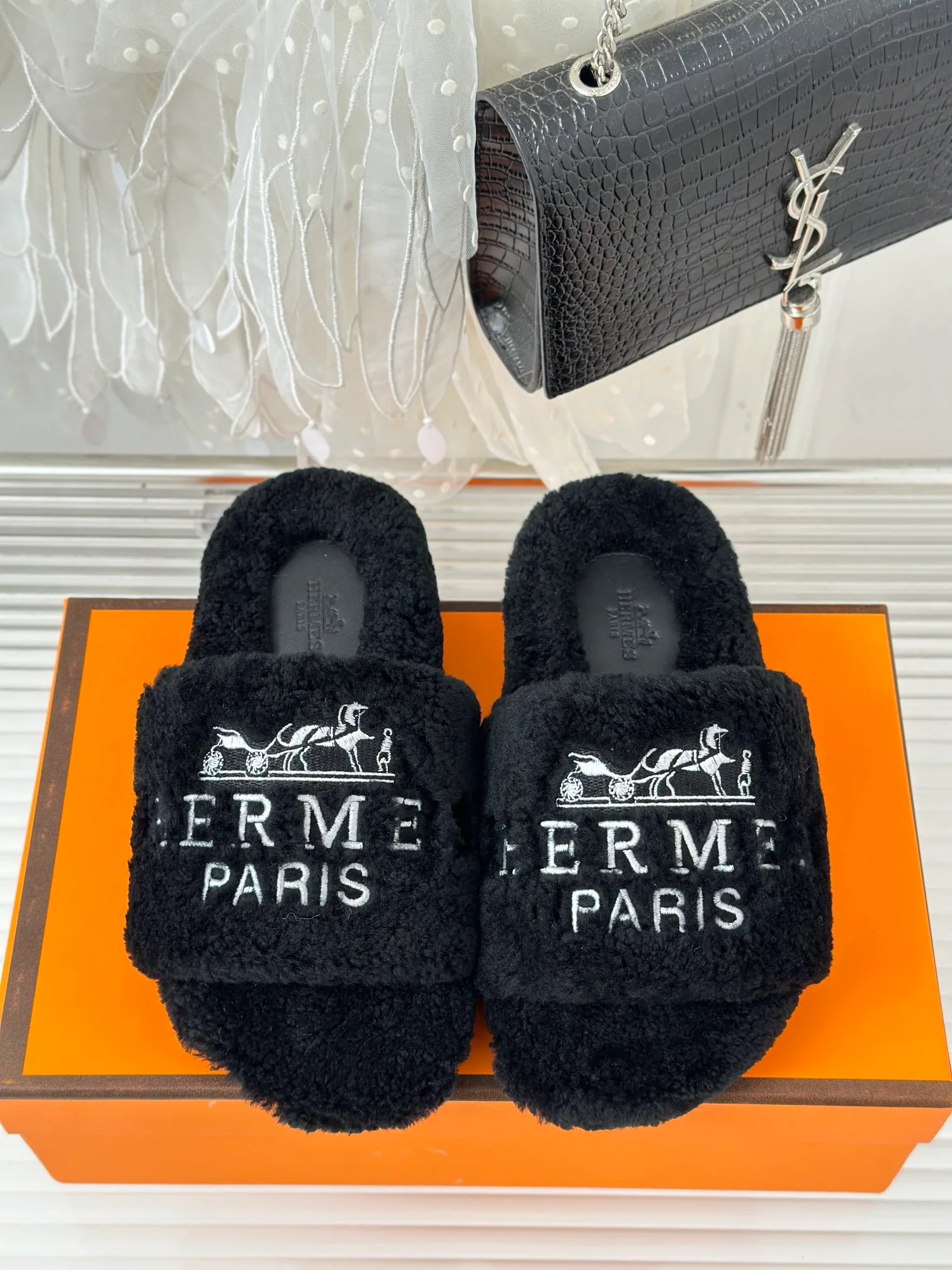 Новинка сезона осень/зима 2023 от Hermes - Меховые тапочки - Черные
