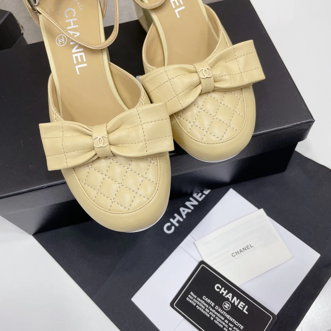 Chanel - Туфли на массивном каблуке с закрытым носком