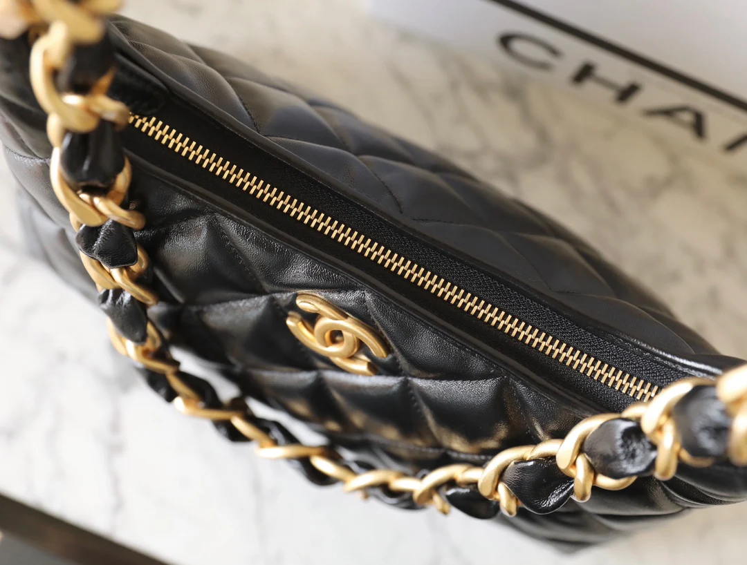 Chanel - Средняя сумка-хобо через плечо - Черная с золотой фурнитурой