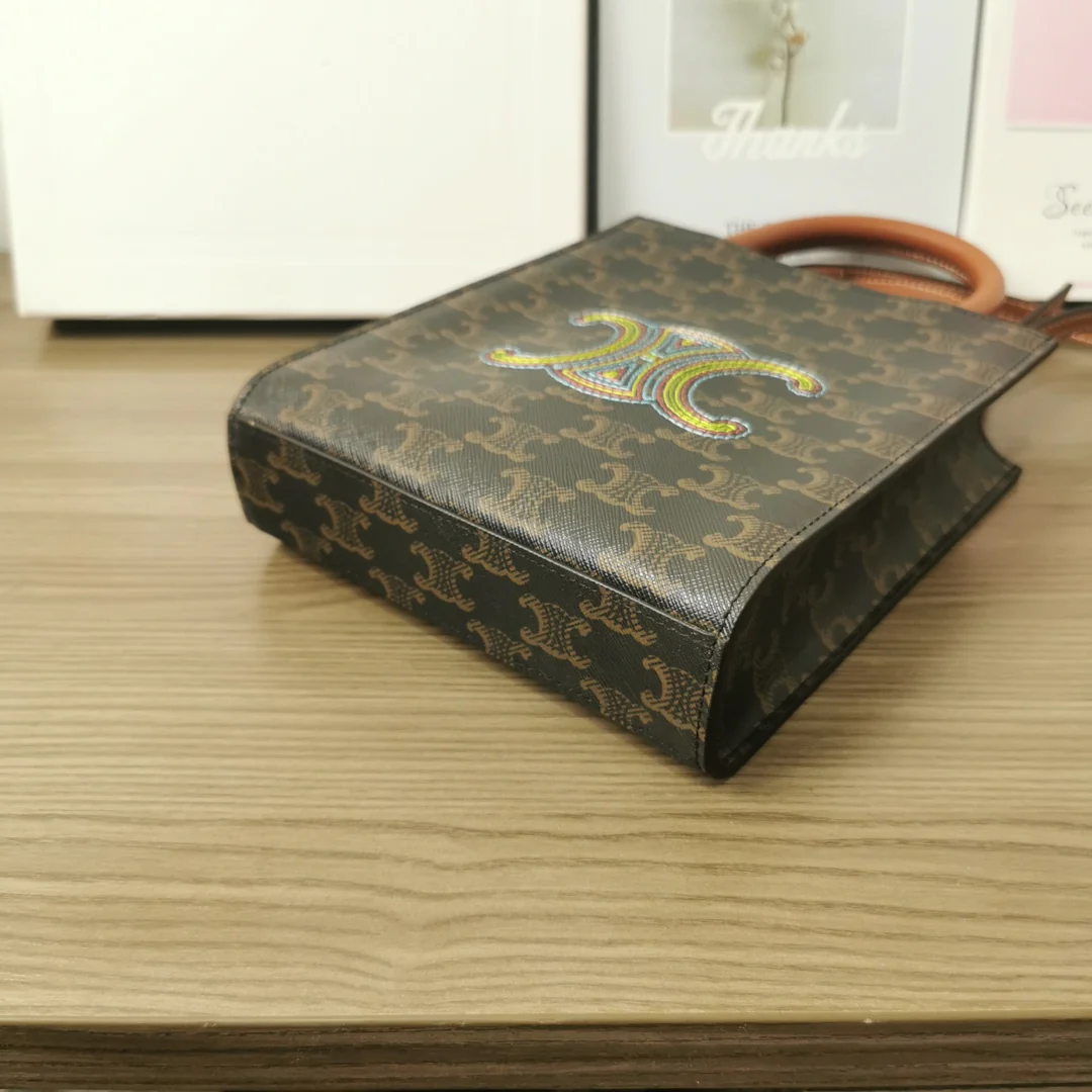 Вышивка на мини-сумке Celine