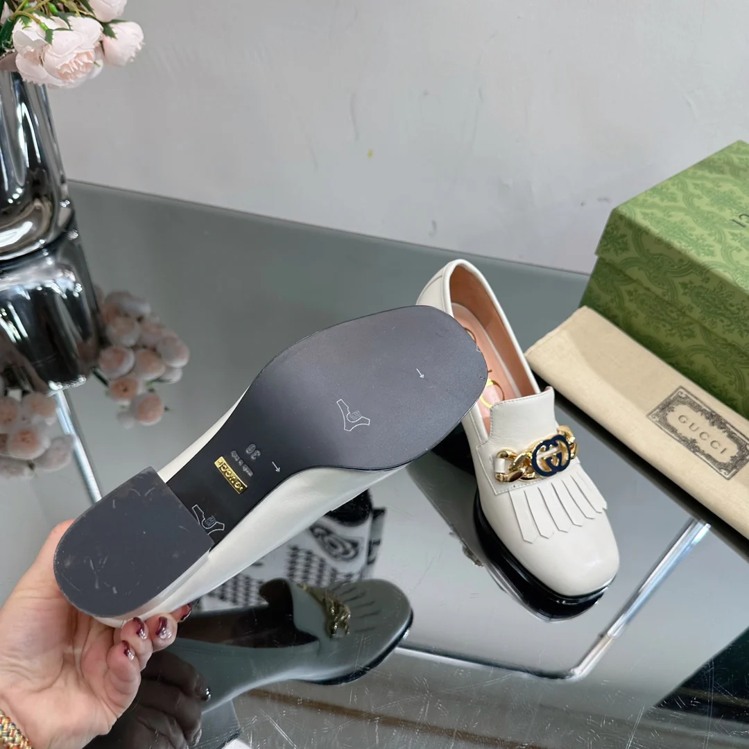 Новинка сезона осень/зима 2023 от Gucci - Лоферы на высоком каблуке из кожи - Белые