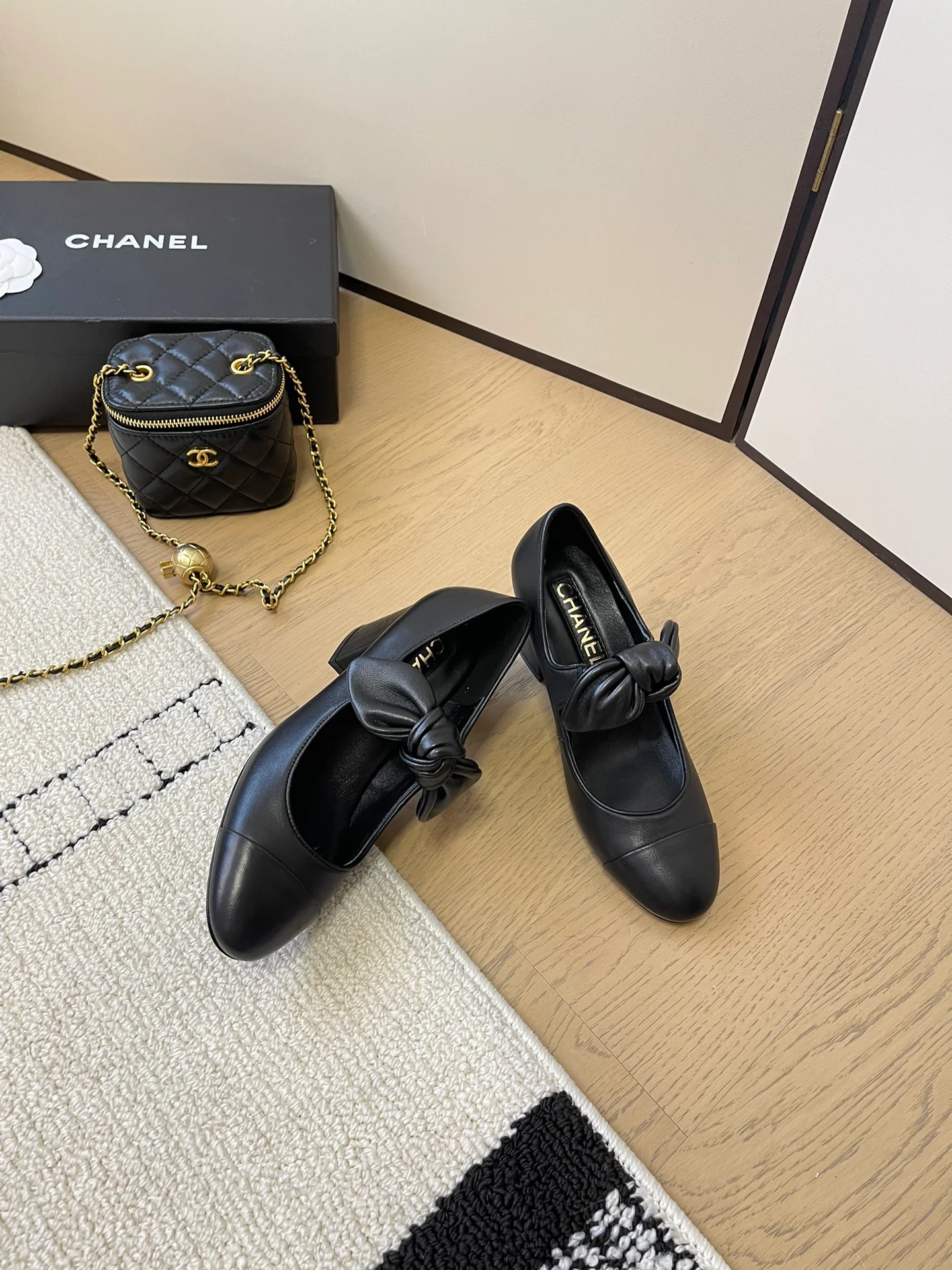 Балетные туфли на высоком каблуке Chanel 2024 — черные