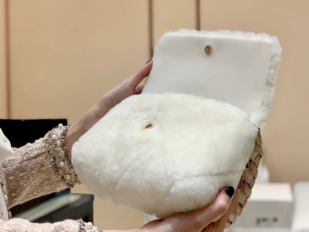 Сумка Chanel из овчины с бриллиантовой цепочкой