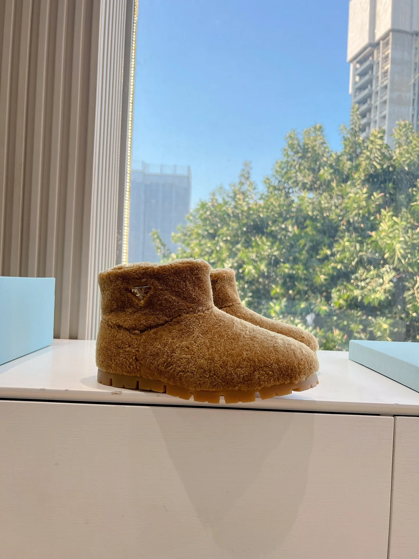 Снежные ботинки на платформе Prada 2024 - коричневые