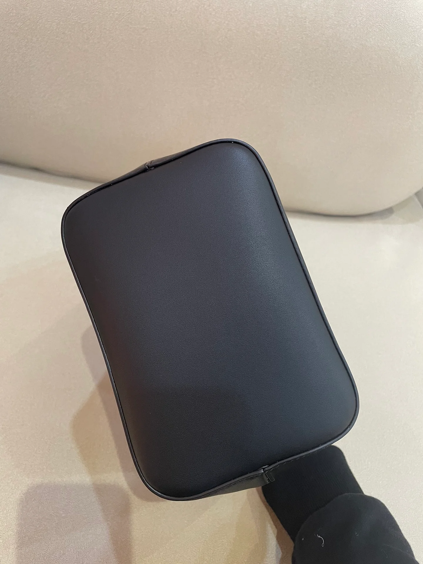 Маленькая черная кожаная сумка-ведро Celine Cuir Triomphe