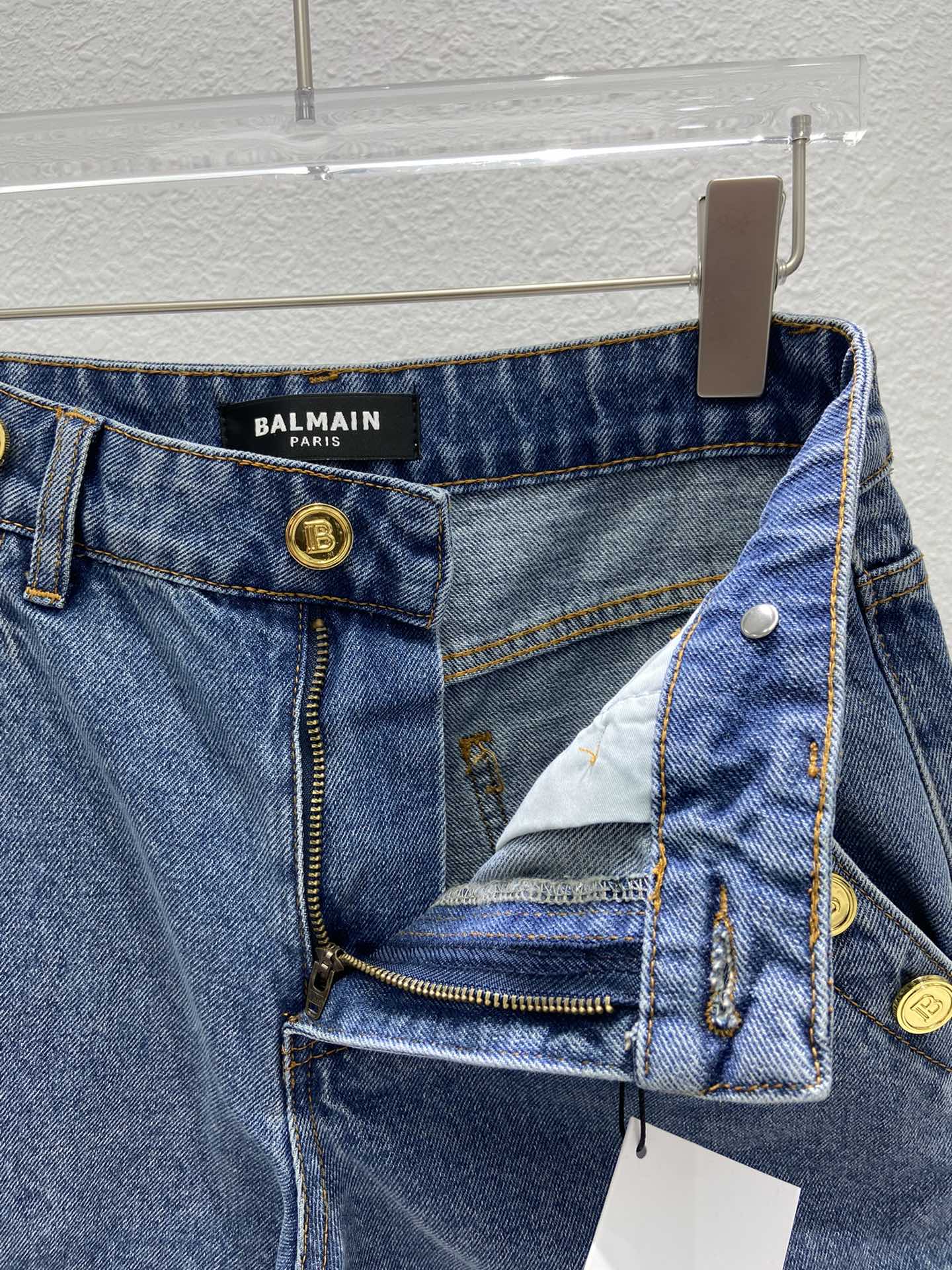 Balenciaga 2404 - Джинсовые шорты на пуговицах