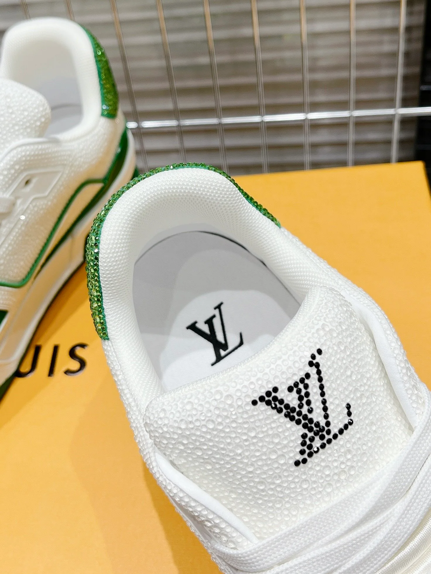 Кроссовки LV Trainer - обувь для скейтбординга - глянцевые белые и зеленые - унисекс