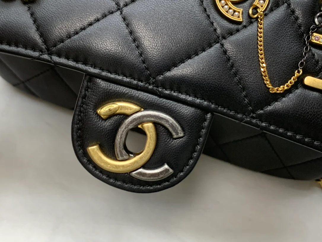 Новинка сезона осень/зима 2022 от Chanel - сумка с клапаном и значком - 22 см - 1