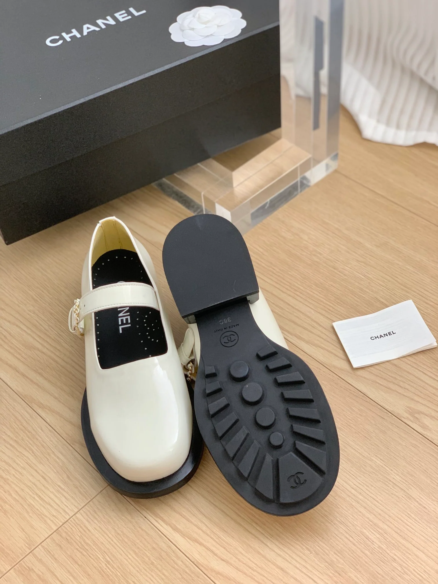 Новинка сезона осень/зима 2023 от Chanel - туфли Мэри Джейн - белые.