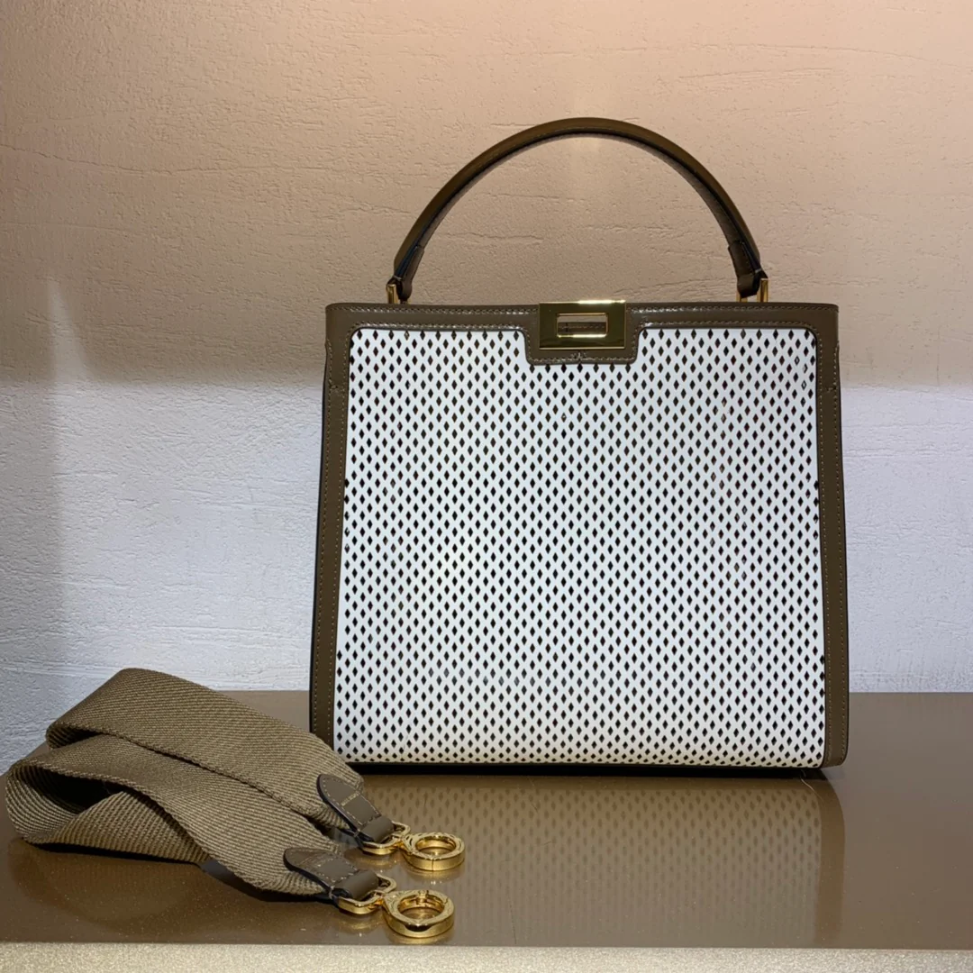 Сумка Fendi Peekaboo Lite Medium из натуральной кожи.