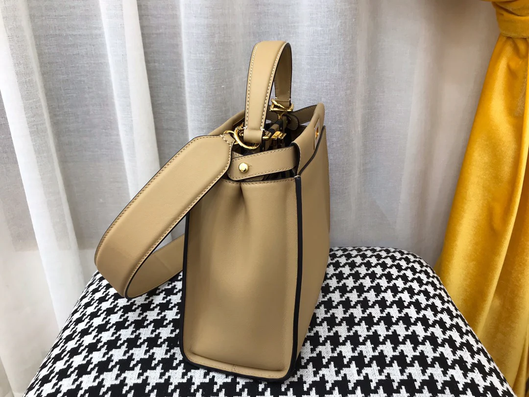 Сумка Fendi Peekaboo Medium из абрикосовой кожи.