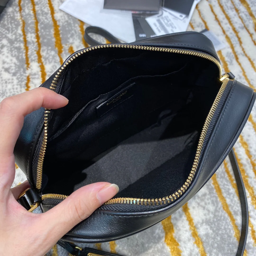 Фотосумка YSL Lou Bag — черная с золотой фурнитурой.
