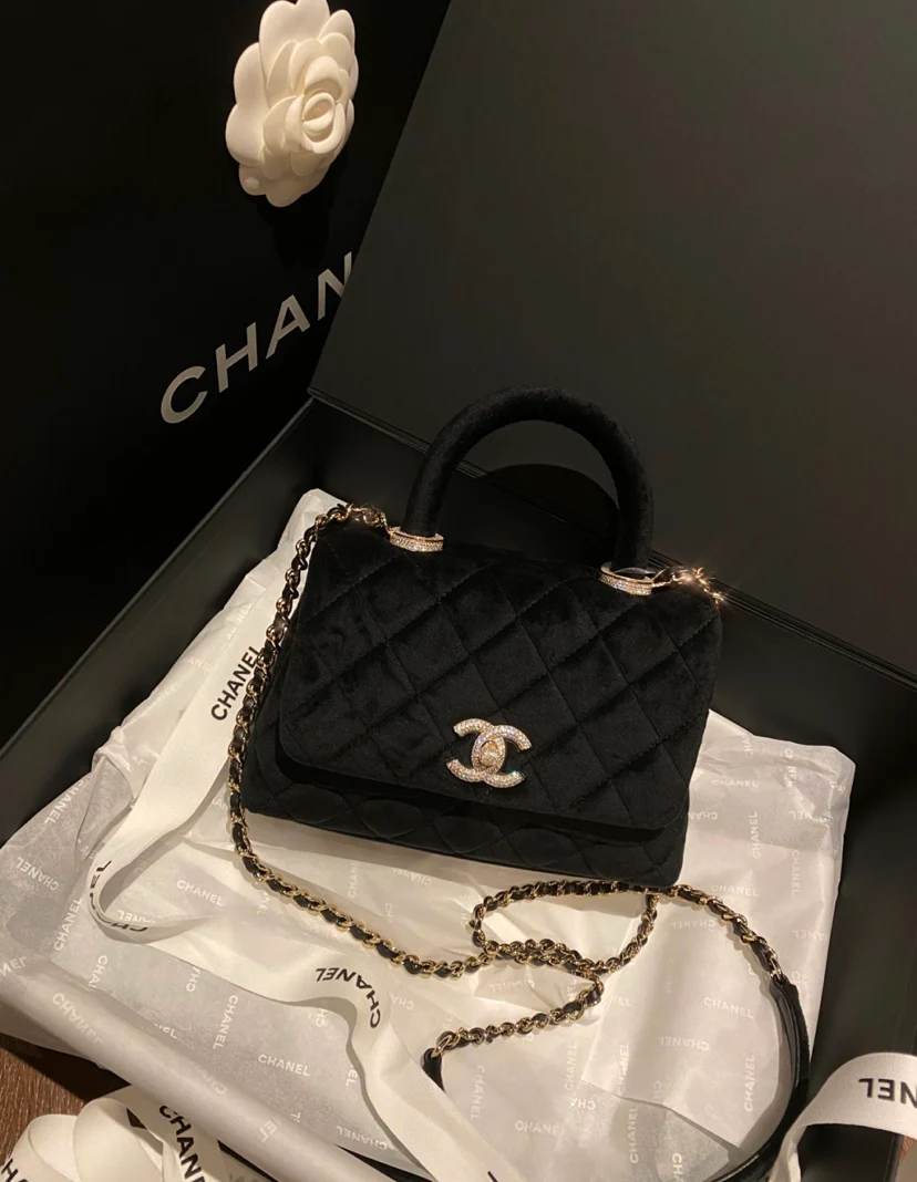 Мини-сумка Chanel Coco Handle из черного бархата с бриллиантовой пряжкой