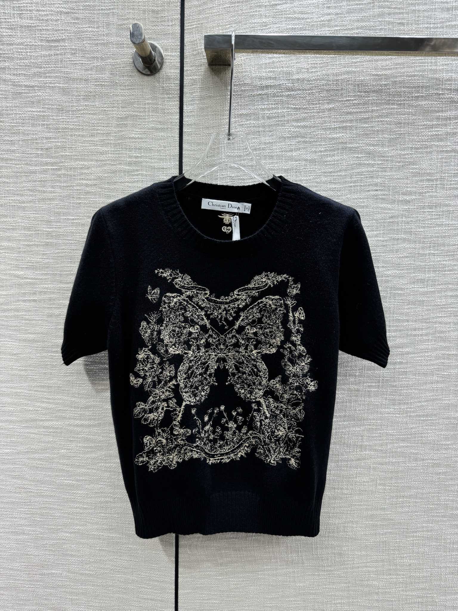 Вязаный топ Dior 2403 с вышивкой и короткими рукавами, украшенный цветочным узором в виде бабочек — черный.