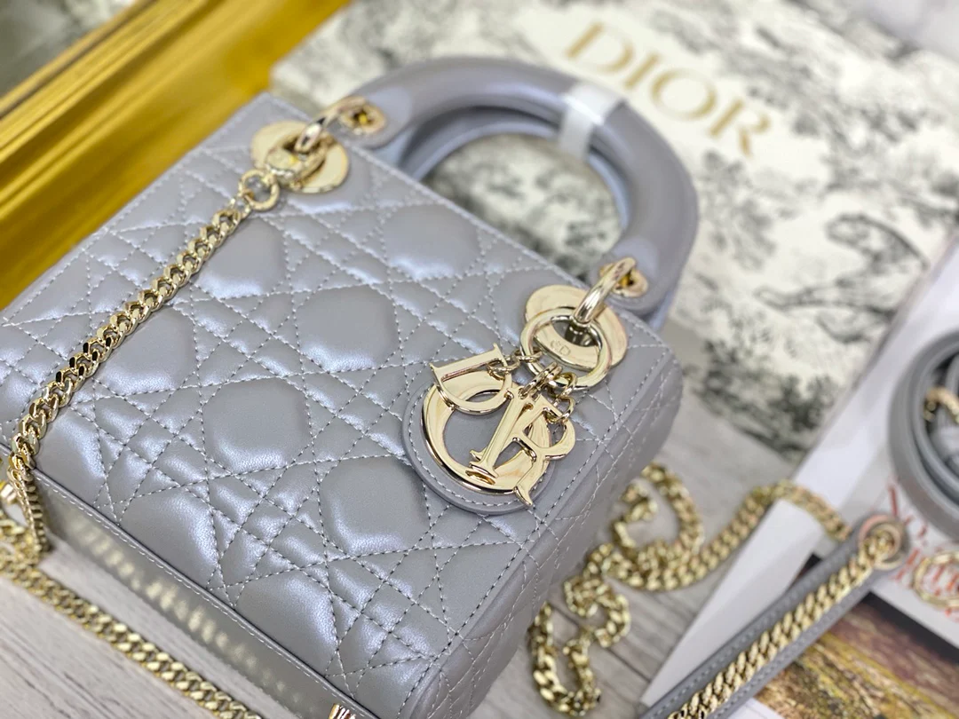 Мини-сумочка Dior Lady Dior - модель Princess Dior с тремя отделениями - 17 см - жемчужно-серый цвет, фурнитура с золотым покрытием
