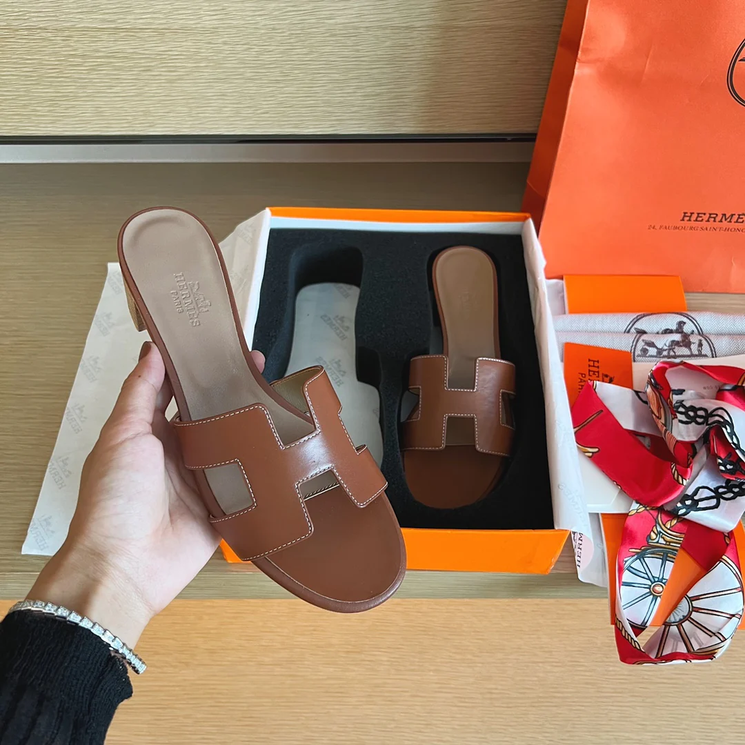 Сандалии Hermes на плоской подошве - однотонная кожа - 1 шт.