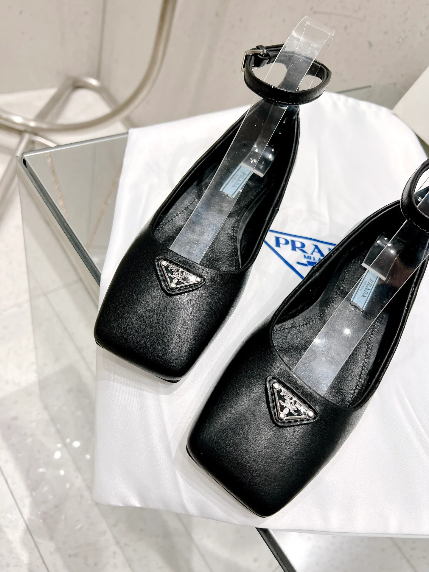 Новинка сезона весна/лето 2023 от Prada - Кожаные балетки - Черные