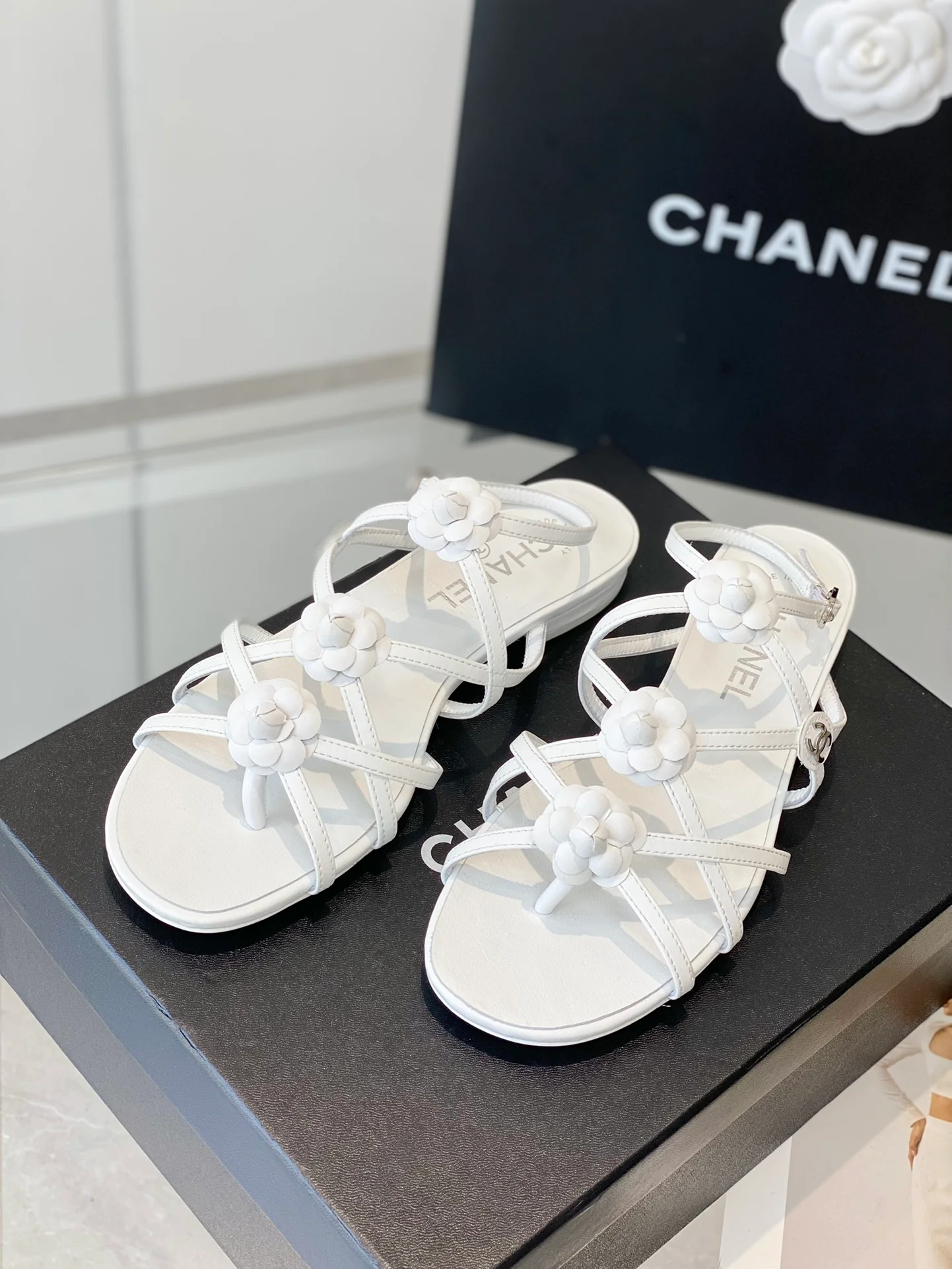 Новинка сезона весна/лето 2023 от Chanel - сандалии Camellia - белые.