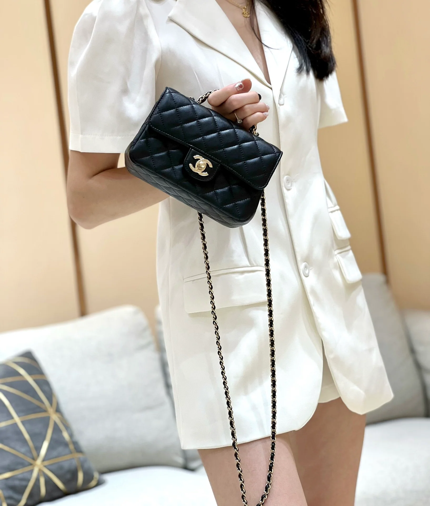 Ручка сумки Chanel 23a CF со стразами - черная