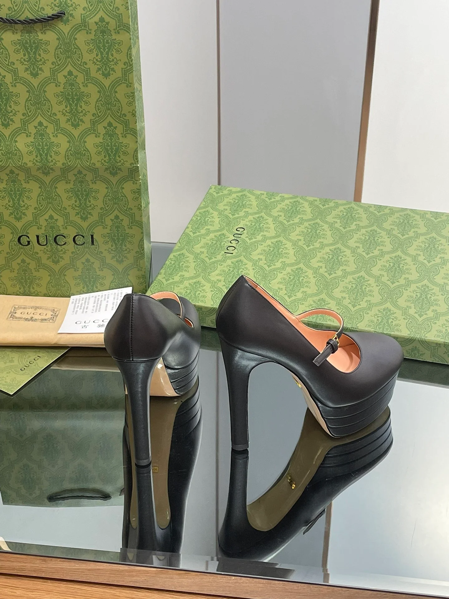 Новинка сезона осень/зима 2023 от Gucci — туфли на платформе ?Мэри Джейн? — черные.