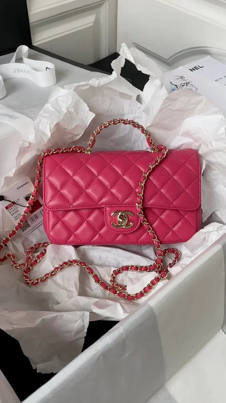 Коллекция Chanel Pre-Fall 2023 - Сумка CF с ручкой, украшенной стразами - Розовая - 21 см