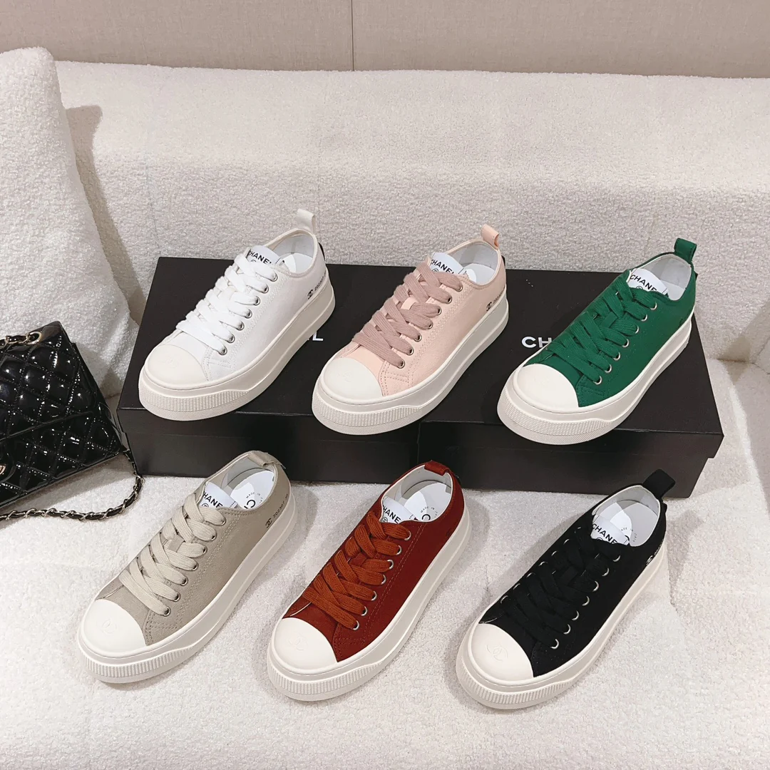 Новинка сезона ?Ранняя осень 2023? от Chanel — простые парусиновые туфли на платформе — зеленые.