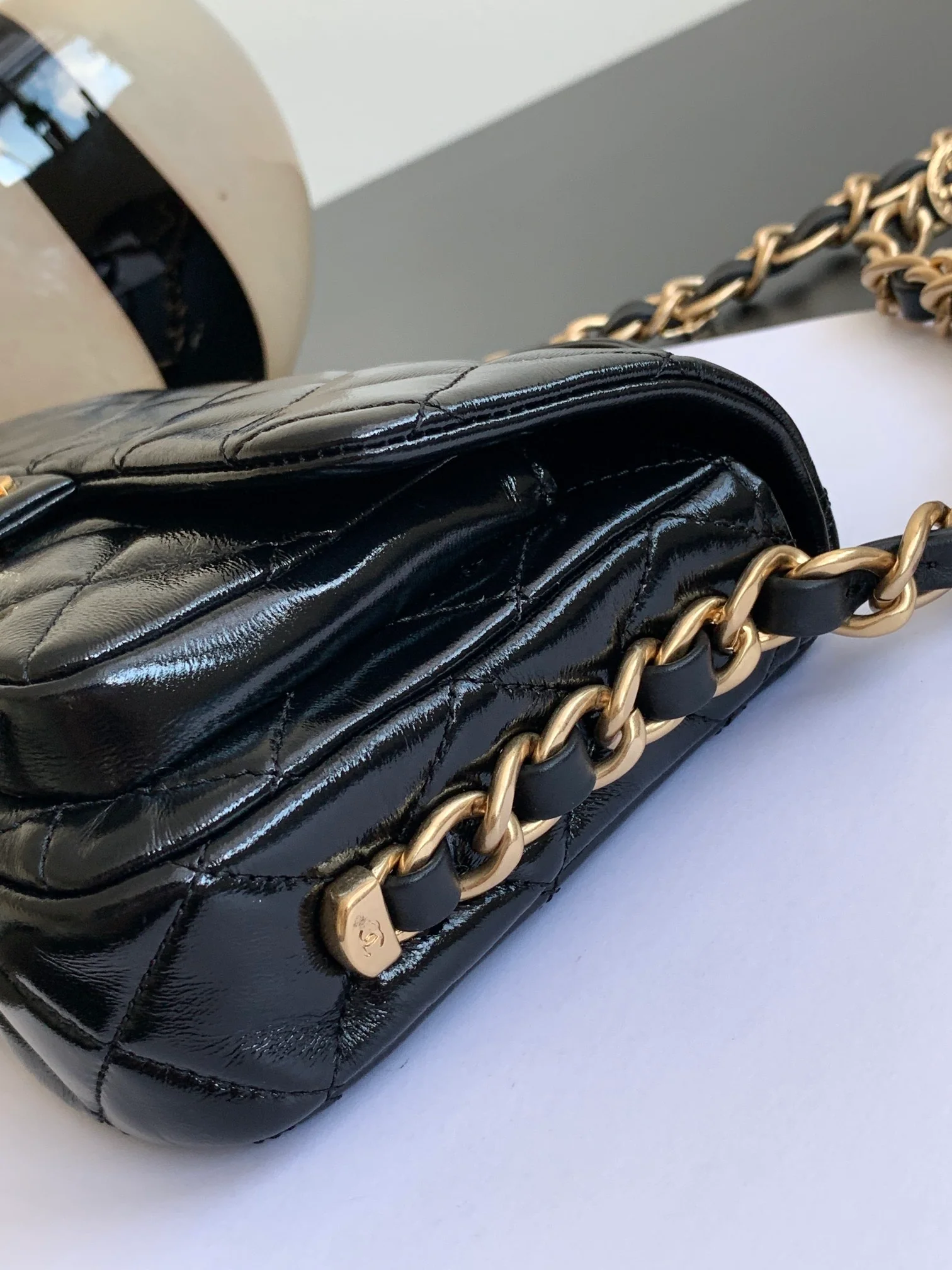 Chanel - Сумка-мессенджер с ручкой из овечьей кожи - Черная