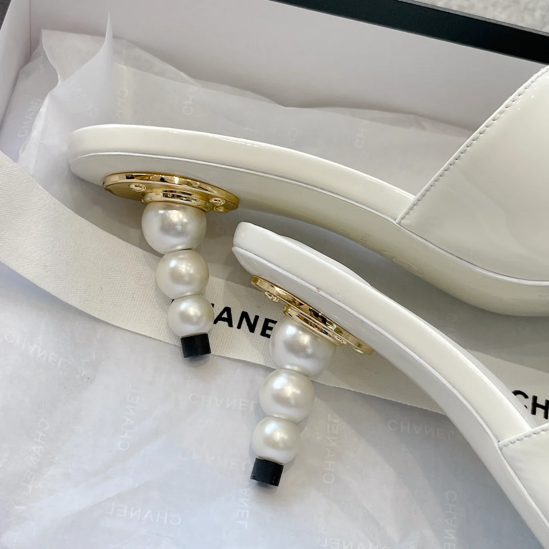 Новинка сезона весна/лето 2023 от Chanel - Босоножки на среднем каблуке с жемчужным верхом - Белые