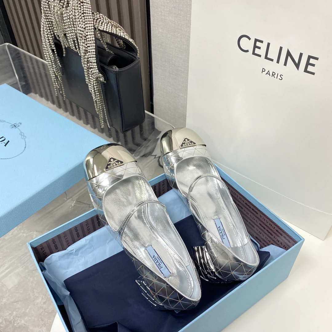 Новинка сезона весна/лето 2022 от Prada - туфли Мэри Джейн