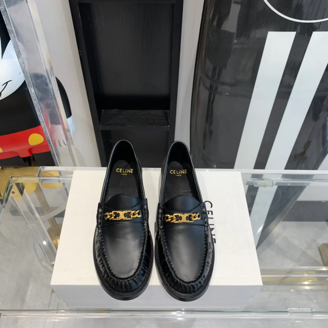 Новинка сезона осень/зима 2023 от Celine - Балетки с мятой поверхностью - Черные