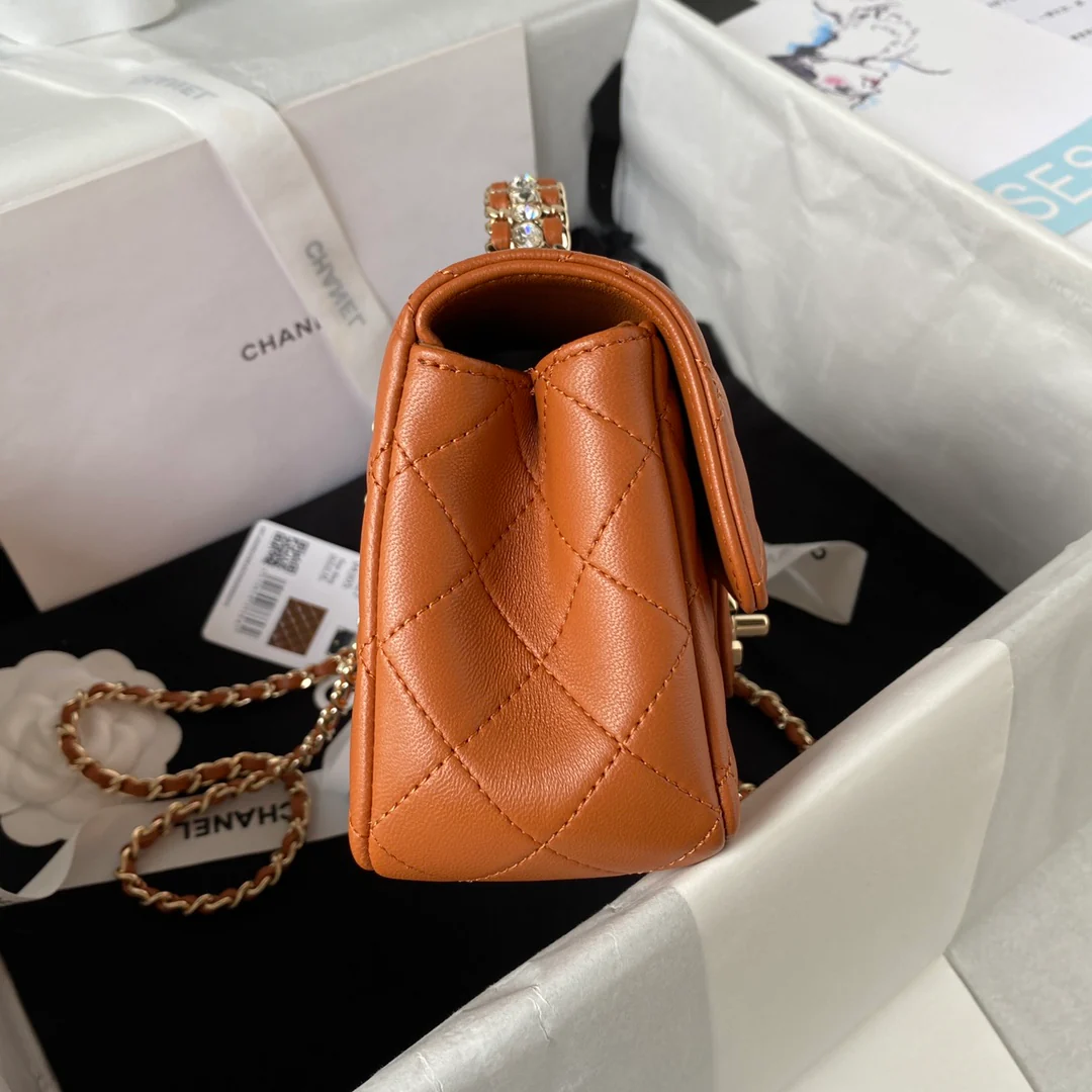 Коллекция Chanel Pre-Fall 2023 - Сумка CF с ручкой, украшенной стразами - Оранжево-коричневая - 21 см