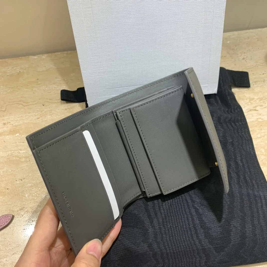 Короткий трехсекционный кошелек Celine - серый с принтом пальмовых листьев