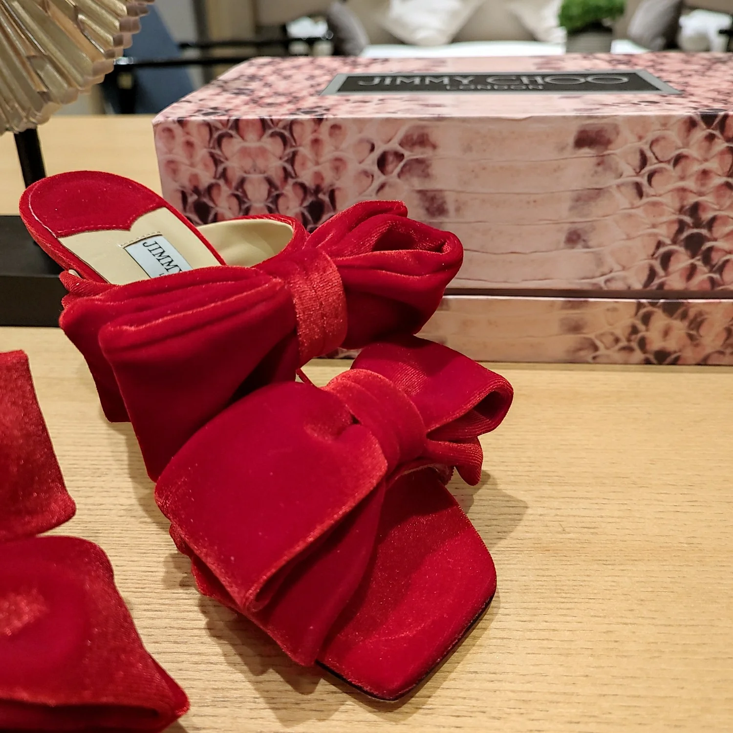 Jimmy - Босоножки на шпильке с двойным бантом и мятой поверхностью - Красные