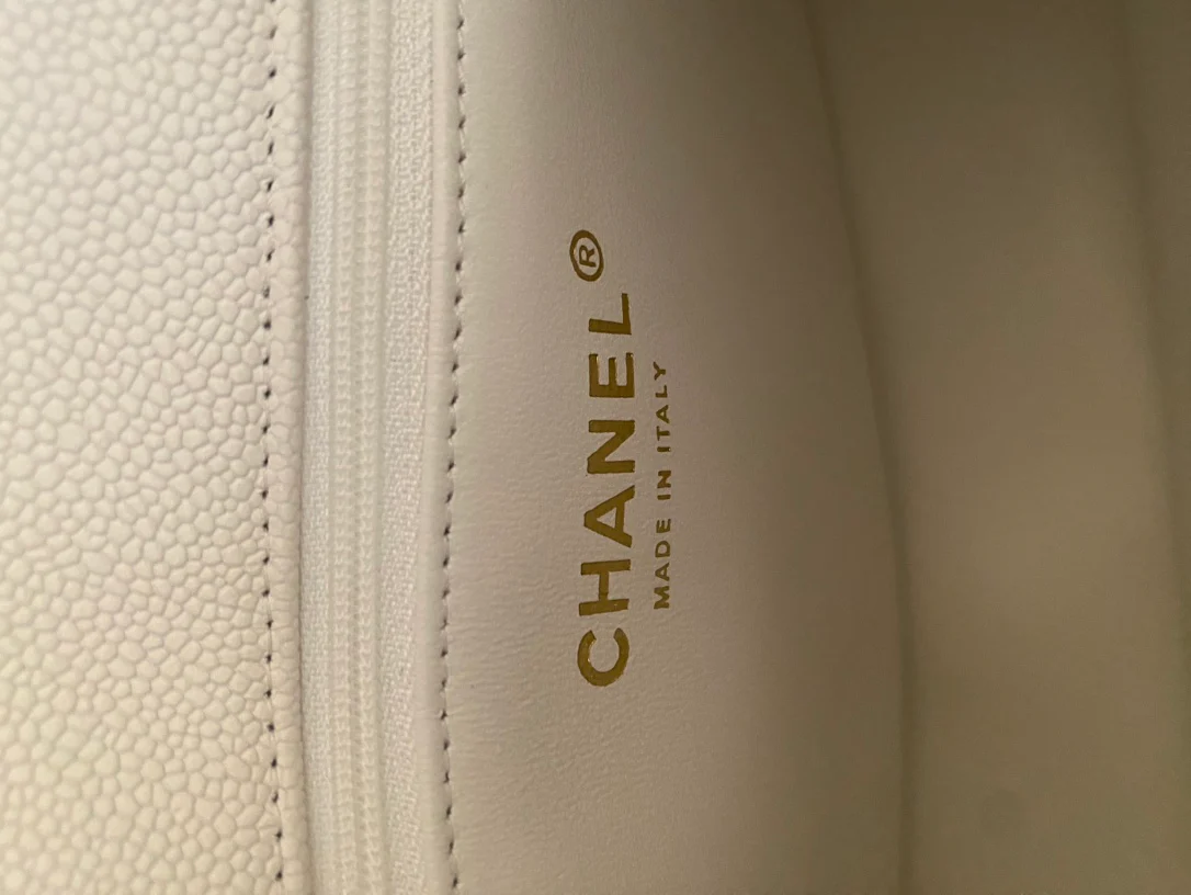 Новинка Chanel Весна/Лето 2023 - Квадратные часы 