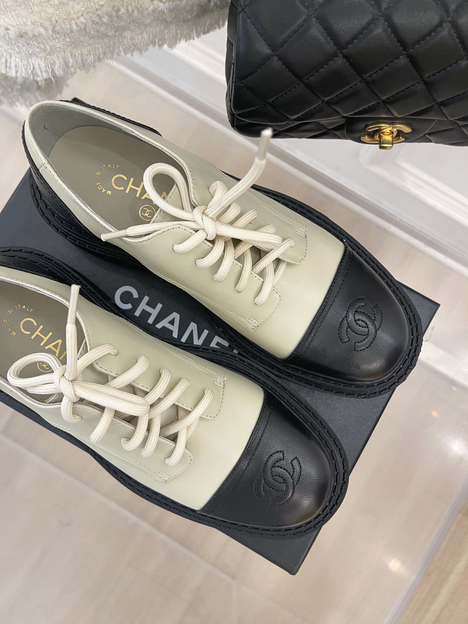 Новинка сезона осень/зима 2022 от Chanel - Классические кожаные туфли - Белые и черные