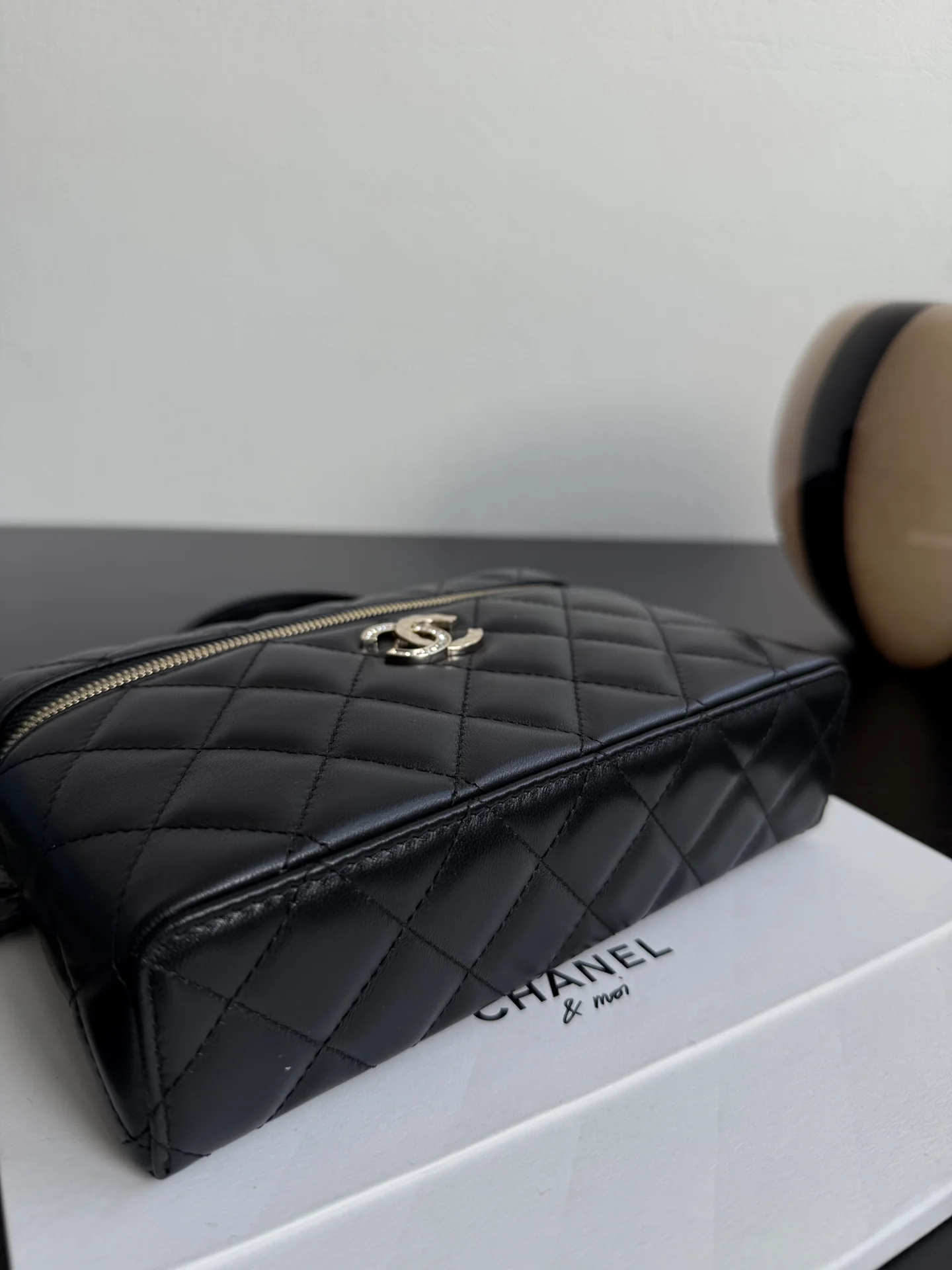 Сумка-ланчбокс Chanel 25c-LP из овечьей кожи - черная