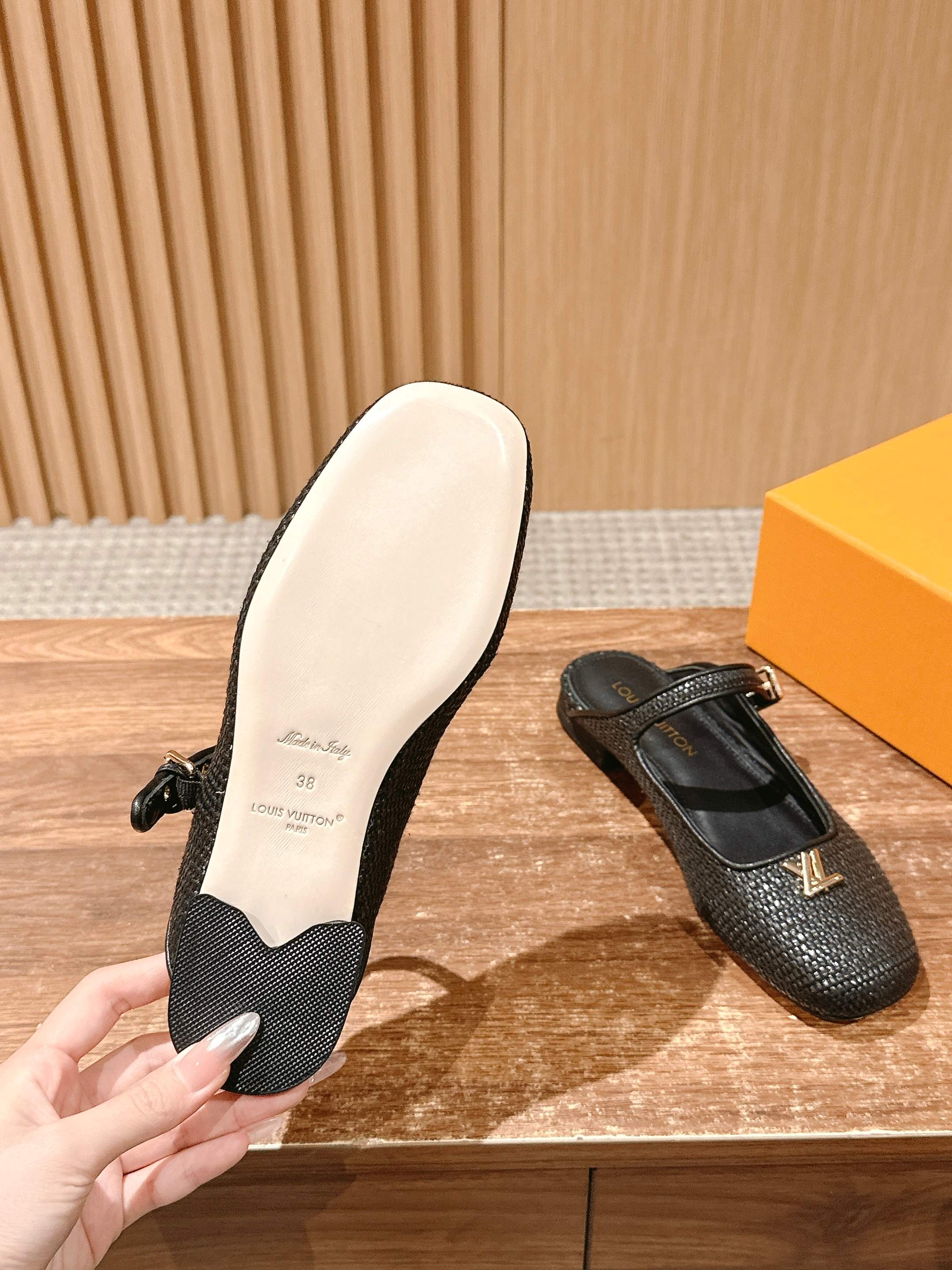 LV - Закрытые домашние тапочки - Черные