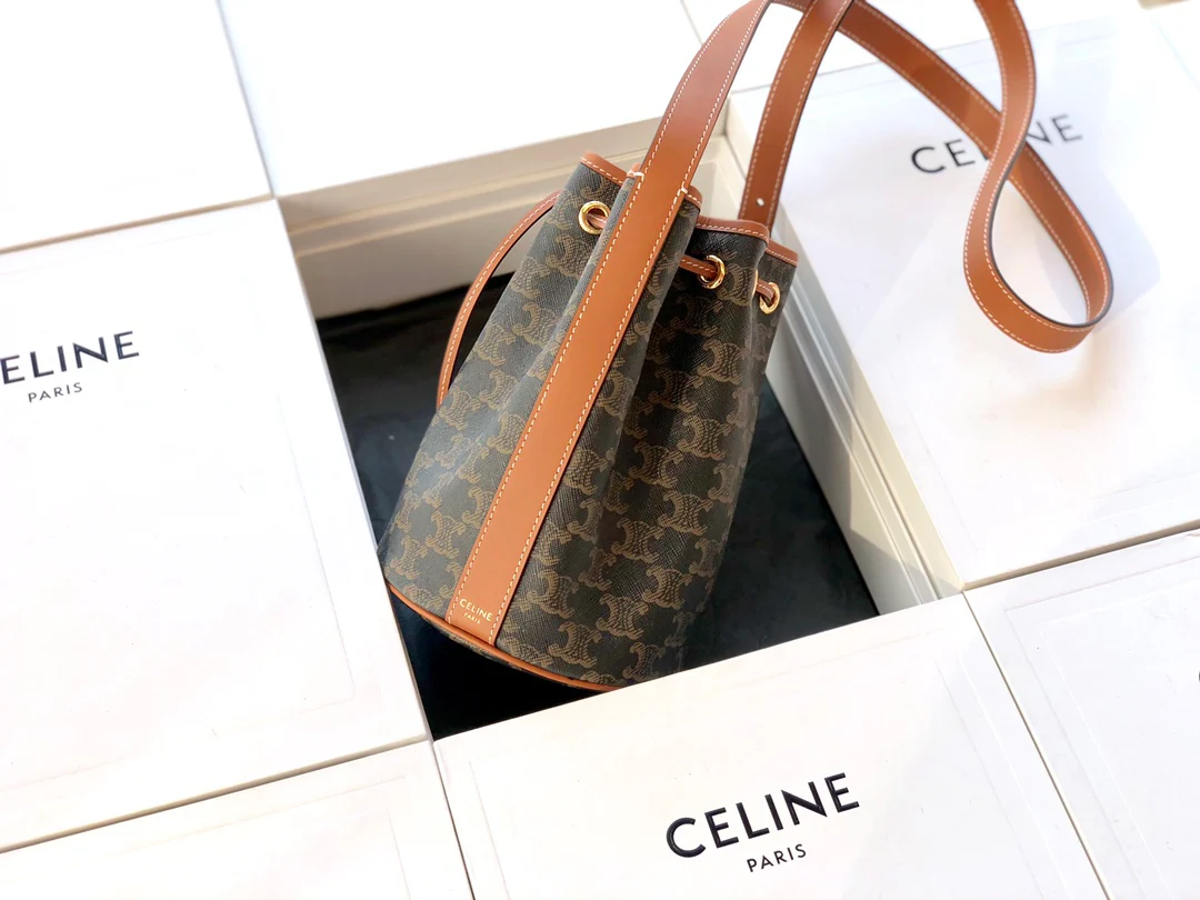 Маленькая холщовая сумка Celine Triomphe на завязках - желто-коричневая с монограммой.