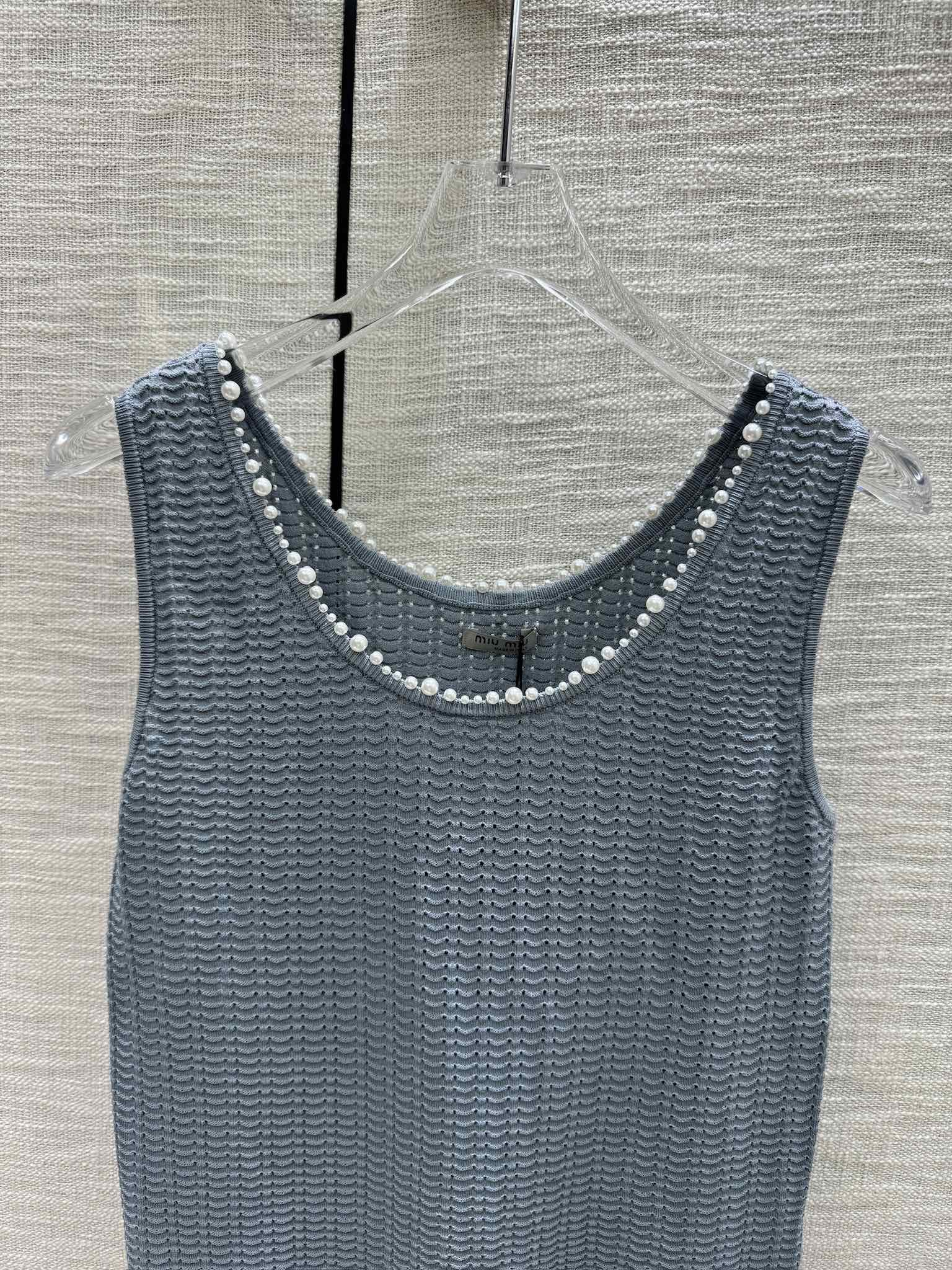 Жилет Miu Miu-2404 из плотной вязки с бисером, серый.