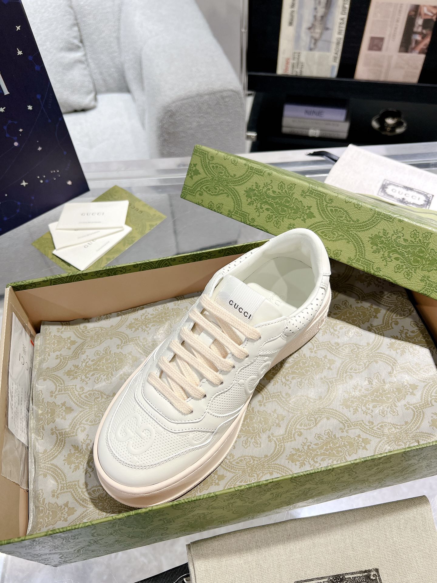 Gucci - Белые кроссовки на платформе с тиснением