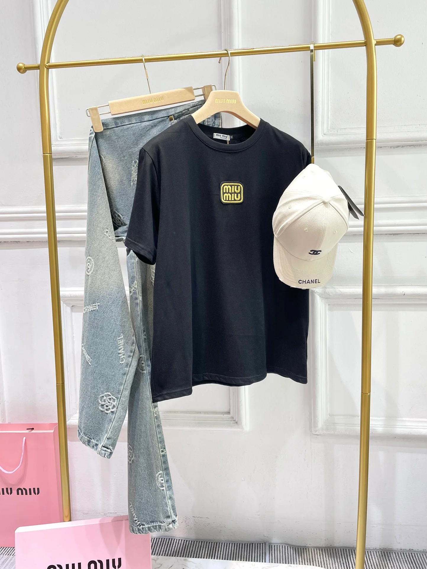 Футболка Miu Miu 2404 с вышитыми буквами и аппликацией, с коротким рукавом, черная.